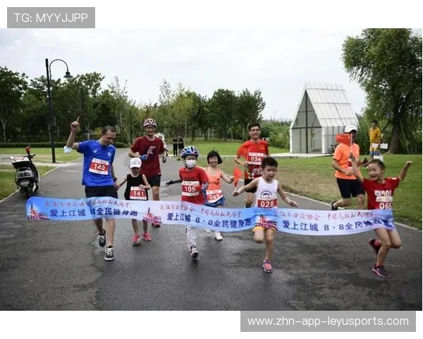 “武汉马拉松:全民健身与精英选手同台竞技” “武汉马拉松:全民健身与精英选手同台竞技”